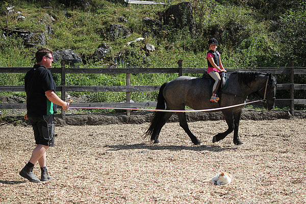 [Translate to EN:] Reiten in Tweng